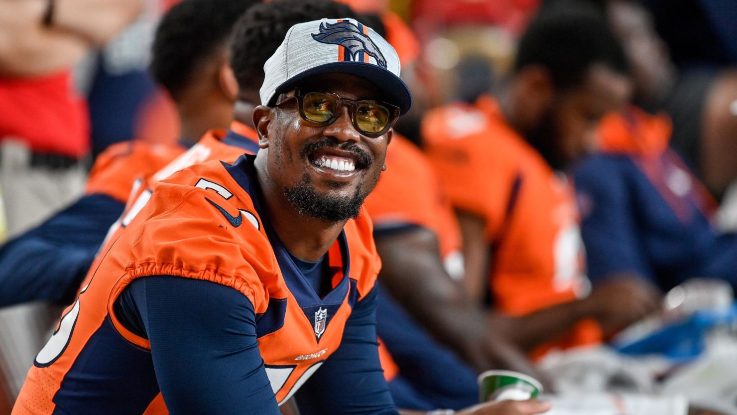 Von Miller firma con los Commanders