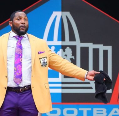 LB Ray Lewis en su ceremonia de inducción al Salón de la Fama NFL