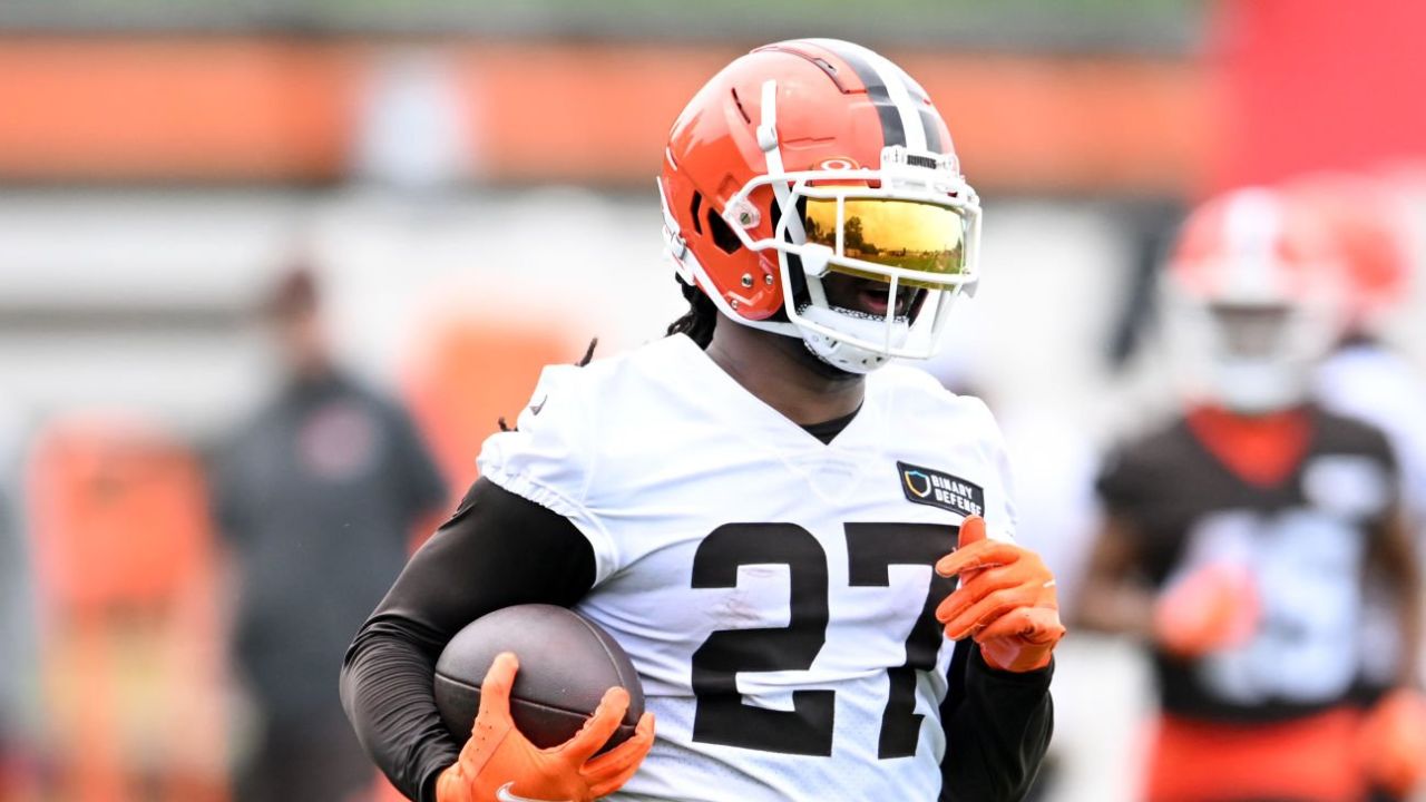 D’Onta Foreman abandona práctica de los Browns inmovilizado y en camilla