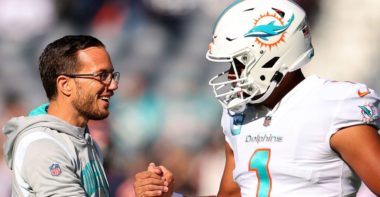 HC Mike McDaniel (izquierda) y QB Tua Tagovailoa, Miami Dolphins