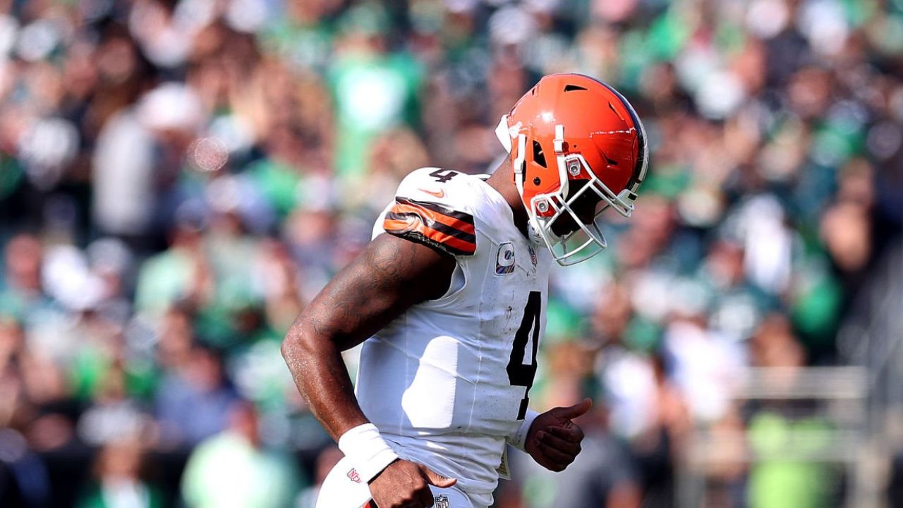 Deshaun Watson abucheado tras lesión, Myles Garrett lo defiende