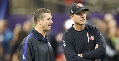 HC John Harbaugh, Baltimore Ravens, y HC Jim Harbaugh, San Francisco 49ers, en el SB XLVII
