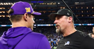 HC Kevin O'Connell, Minnesota Vikings; y HC Dan Campbell, Detroit Lions