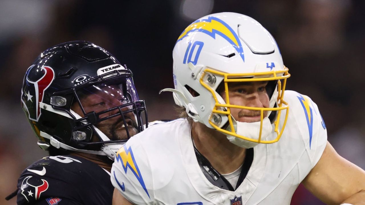 ¿Ahora cuál es el pretexto? Justin Herbert sepulta a los Chargers con 4 INT en los Playoffs NFL 2025