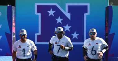 QB Jalen Hurts, Philadelphia Eagles; QB Geno Smith, Seattle Seahawks; QB Baker Mayfield, Tampa Bay Buccaneers; representando a la NFC en los Pro Bowl Games NFL 2024