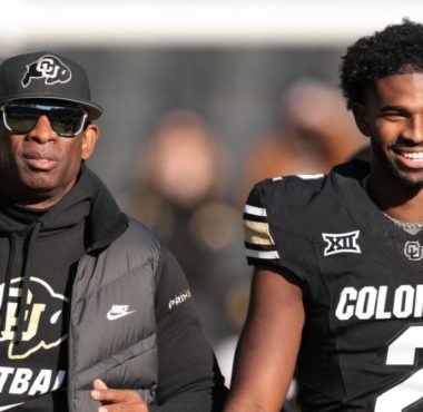HC Deion Sanders y QB Shedeur Sanders con la Universidad de Colorado