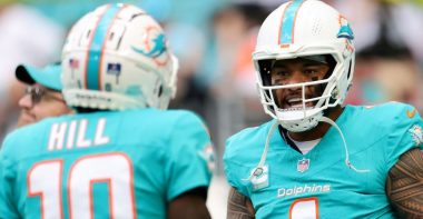 WR Tyreek Hill (izquierda) y QB Tua Tagovailoa (derecha), Miami Dolphins