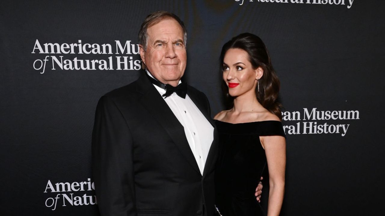 Reporte: Bill Belichick estaría comprometido con Jordon Hudson