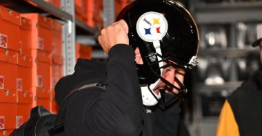 Sebastián Castro con los Pittsburgh Steelers. Foto: Steelers en Español