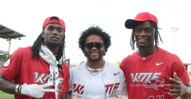 QB Kyler Murray en evento benéfico con los WR CeeDee Lamb y George Pickens, Dallas Cowboys