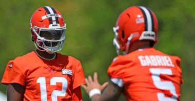 QB Shedeur Sanders y QB Dillon Gabriel, Cleveland Browns