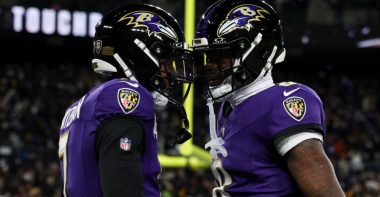 WR Rashod Bateman (izquierda) y QB Lamar Jackson (derecha), Baltimore Ravens