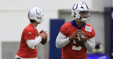 QB Daniel Jones (izquierda) y QB Anthony Richardson (derecha), Indianapolis Colts