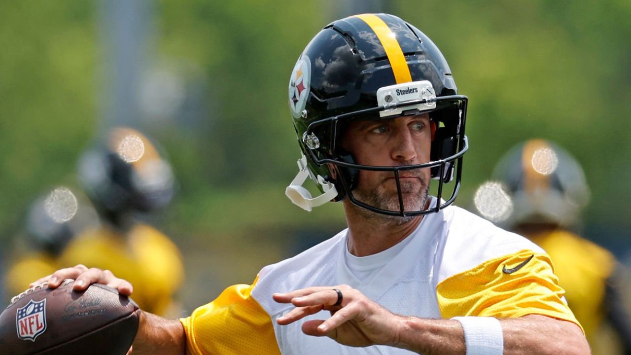 Aaron Rodgers “odia” los nuevos cascos tras primer entrenamiento con los Steelers