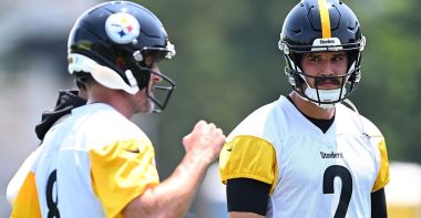 QB Aaron Rodgers (izquierda), y QB Mason Rudolph (derecha), Pittsburgh Steelers