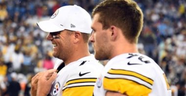 QB Ben Roethlisberger y LB TJ Watt con los Pittsburgh Steelers
