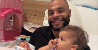 Dak Prescott festeja el Día del Padre 2025 de la NFL. Foto: Dallas Cowboys