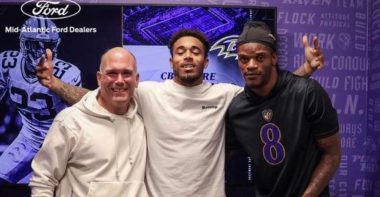 CB Jaire Alexander, acompañado por el QB Lamar Jackson, tras su firma con los Baltimore Ravens