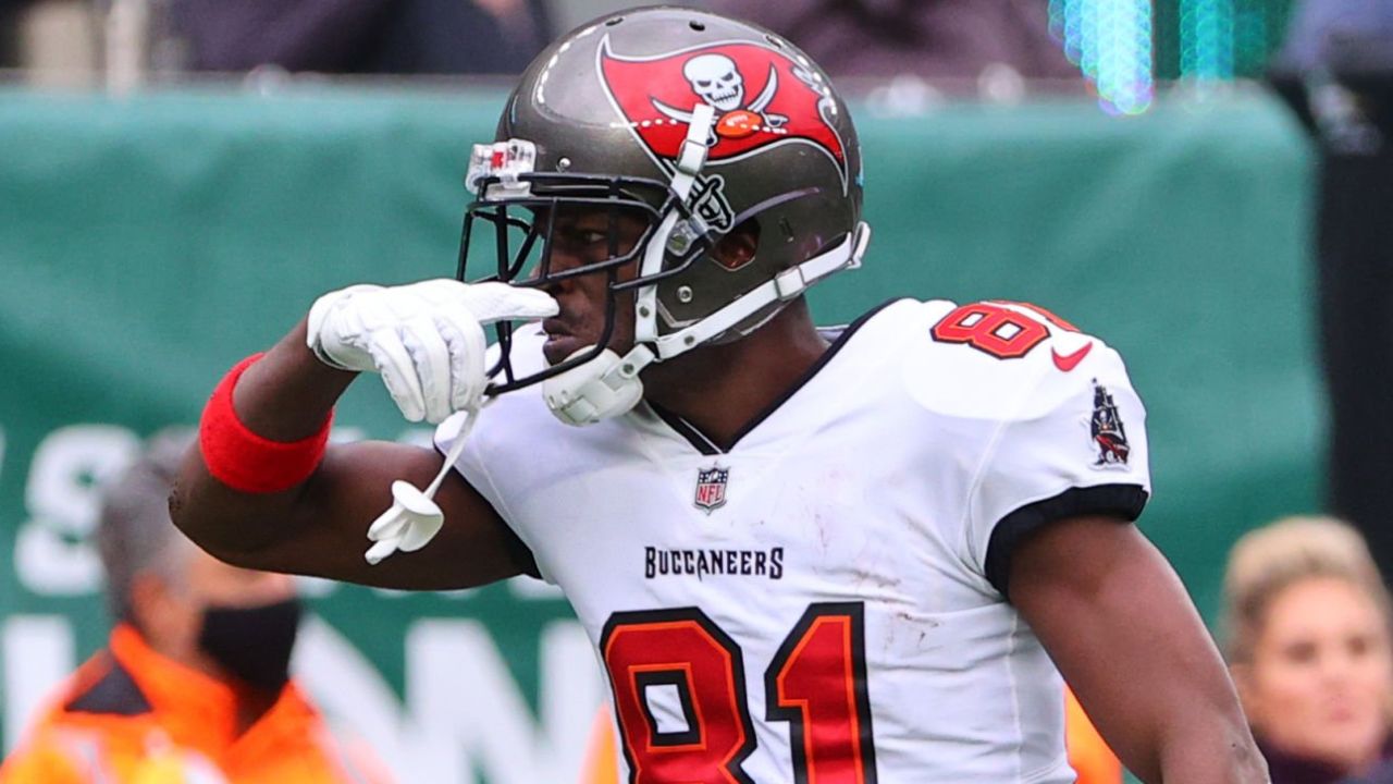 Antonio Brown transmite en vivo a pesar de ser buscado por la policía