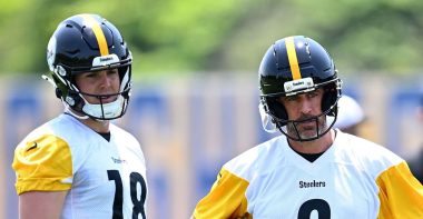 QB Will Howard (izquierda) y QB Aaron Rodgers (derecha), Pittsburgh Steelers