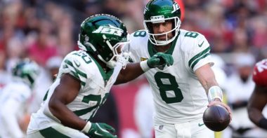 QB Aaron Rodgers entrega balón al RB Breece Hall, New York Jets en 2024