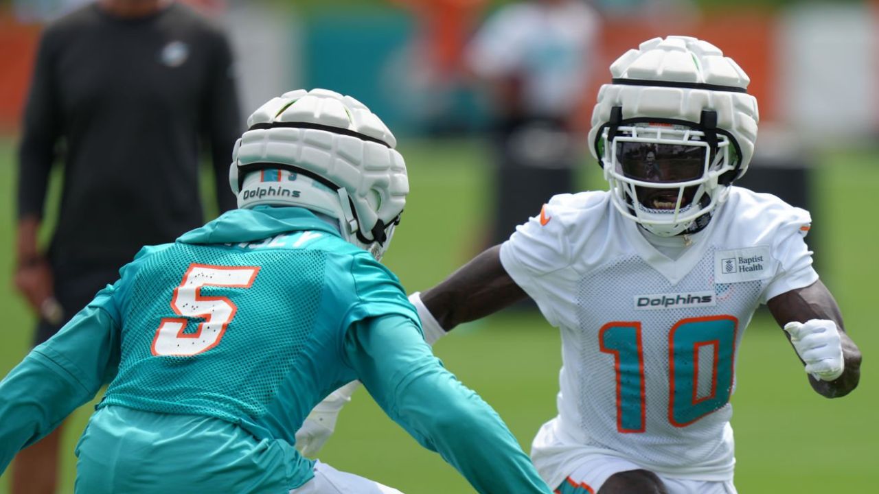 Tyreek Hill intenta frenar salida de Jalen Ramsey de los Dolphins