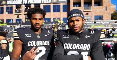 QB Shedeur Sanders y S Shilo Sanders con los Colorado Buffaloes