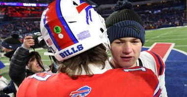 QB Josh Allen, Buffalo Bills; y QB Drake Maye, New England Patriots