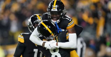 QB Kenny Pickett (8) y WR Diontae Johnson (18) con los Pittsburgh Steelers en 2023