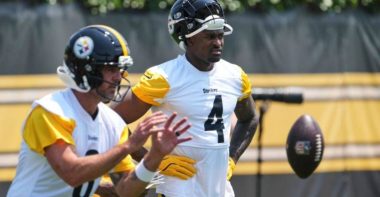 QB Aaron Rodgers y WR DK Metcalf, Pittsburgh Steelers