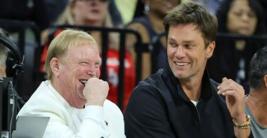 Mark Davis, dueño mayoritario; y Tom Brady, dueño minoritario; Las Vegas Raiders
