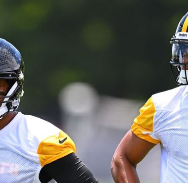 QB Russell Wilson (izquierda) y QB Justin Fields (derecha), Pittsburgh Steelers