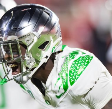 CB Khyree Jackson, de los Minnesota Vikings, con los Oregon Ducks