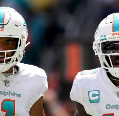 QB Tua Tagovailoa (izquierda) y WR Tyreek Hill (derecha), Miami Dolphins
