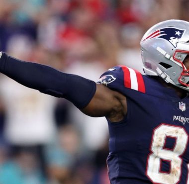 TE Jonnu Smith con los New England Patriots