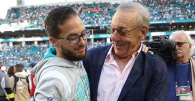 HC Mike McDaniel y dueño Stephen Ross, Miami Dolphins