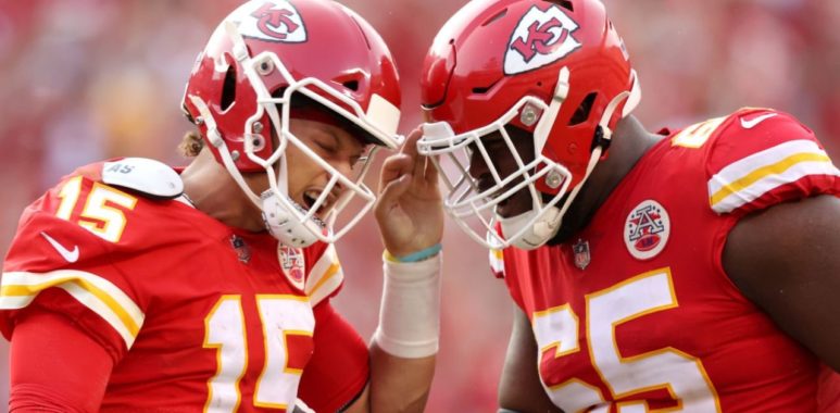 QB Patrick Mahomes y RG Trey Smith, Kansas City Chiefs