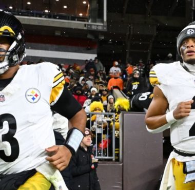 QB Justin Fields (derecha) y QB Russell Wilson (izquierda); Pittsburgh Steelers