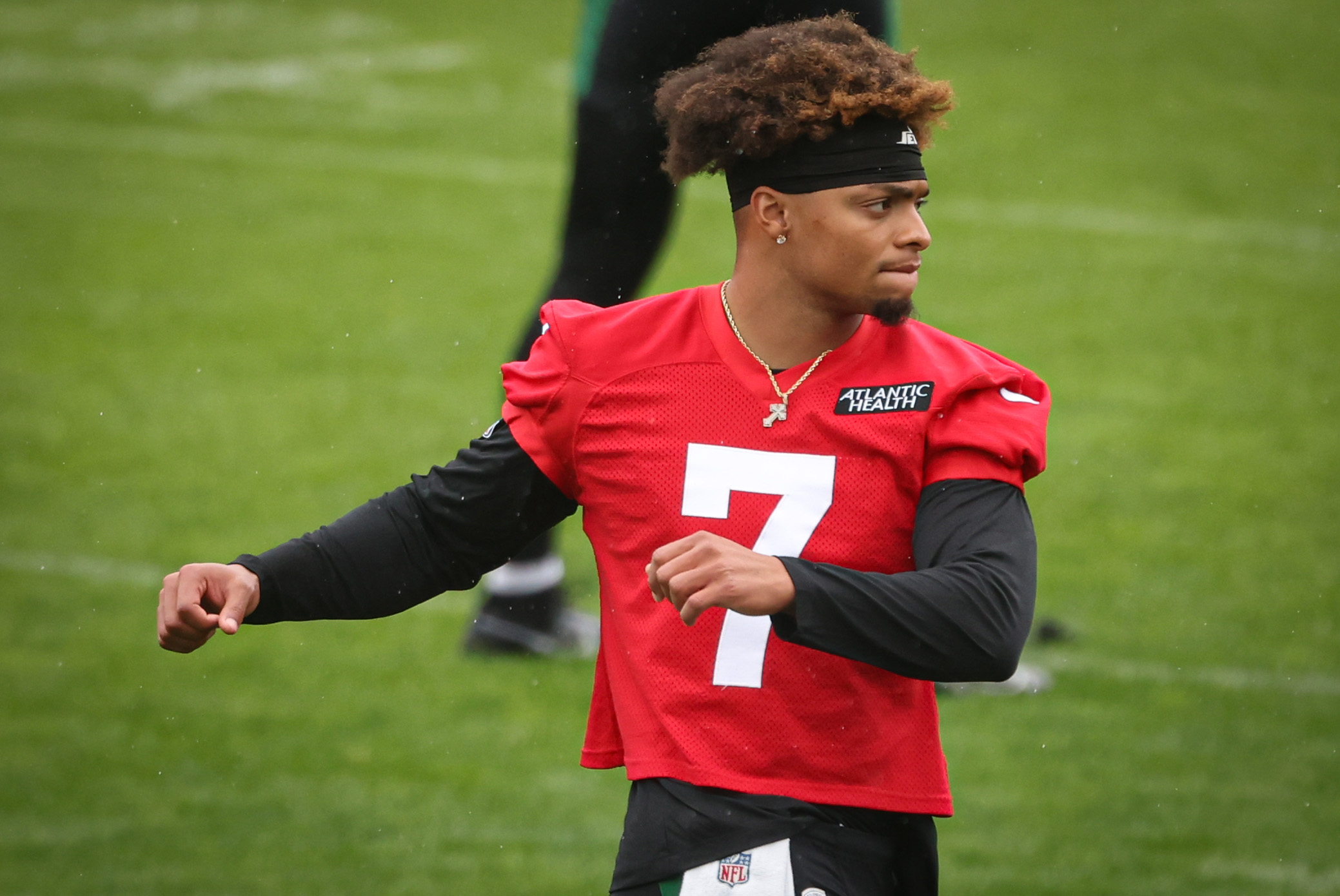 Justin Fields sufre una lesión en el campamento de los Jets
