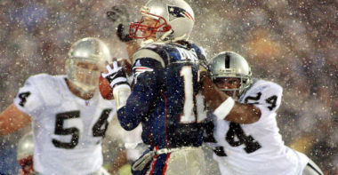 Tom Brady en la polémica jugada “Tuck Rule”