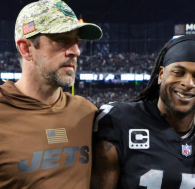 Aaron Rodgers (izquierda), Davante Adams (derecha)