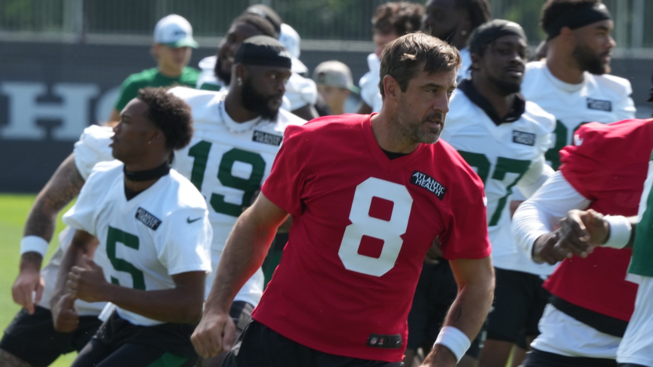 Aaron Rodgers explota en práctica de los Jets
