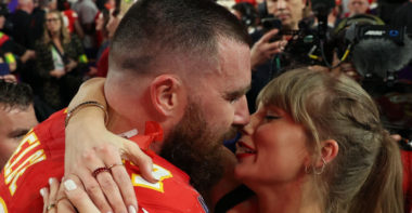 TE Travis Kelce (izquierda), Taylor Swift (derecha)