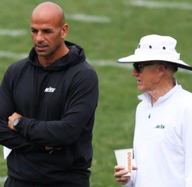 Robert Saleh (izquierda) y el propietario Woody Johnson (derecha) de los New York Jets