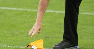Pañuelo amarillo que significa marcar un castigo en la NFL