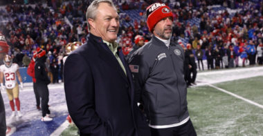 GM John Lynch (izquierda) y HC Kyle Shanahan (derecha), San Francisco 49ers