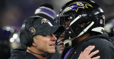 HC John Harbaugh (izquierda), RB Derrick Henry (derecha), Baltimore Ravens