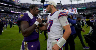 QB Lamar Jackson (izquierda), QB Josh Allen (derecha)