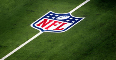 Logo NFL en el césped