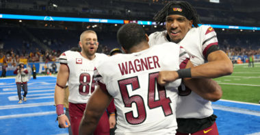 QB Jayden Daniels (derecha), LB Bobby Wagner (centro)